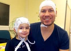 The scientist analysed the brain activities of the little ones with cochlear implant using electroencephalography (EEG). © MPI CBS