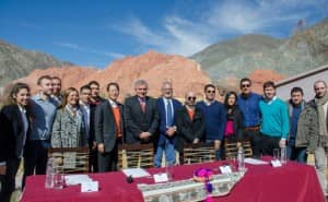 Eduardo Ezequiel Escobar, CEO, uSound (fifth from left); Sang Jik Lee, President, Samsung Electronics Argentina (seventh from left); Governor Gerardo Rubén Morales, Jujuy Province (eighth from left); and Dr Gustavo Alfredo Bouhid, Minister of Health, Jujuy Province (ninth from left) pose with other related parties for a group picture commemorating the signing event.